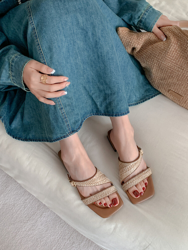 Karin Luna Full of casual charm~ Irregular Weaving Design Flat Slippers