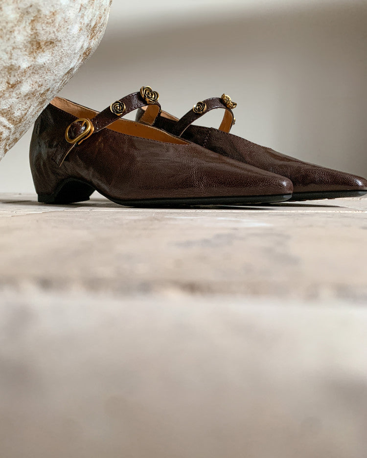 Karin Luna In Stock Spot Goods    Retro Classic Metal Camellia Irregular Heel Single Shoes